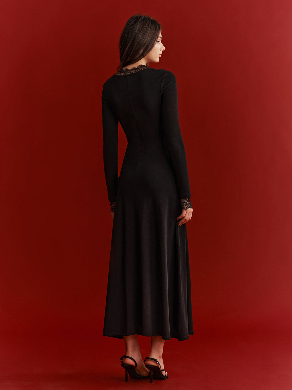 Maxikleid mit Spitzenbesatz und Twist-Detail