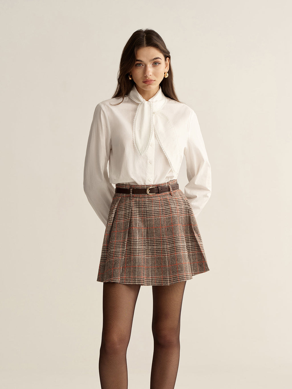 Baumwollbluse mit Spitzenbesatz und Bindekragen