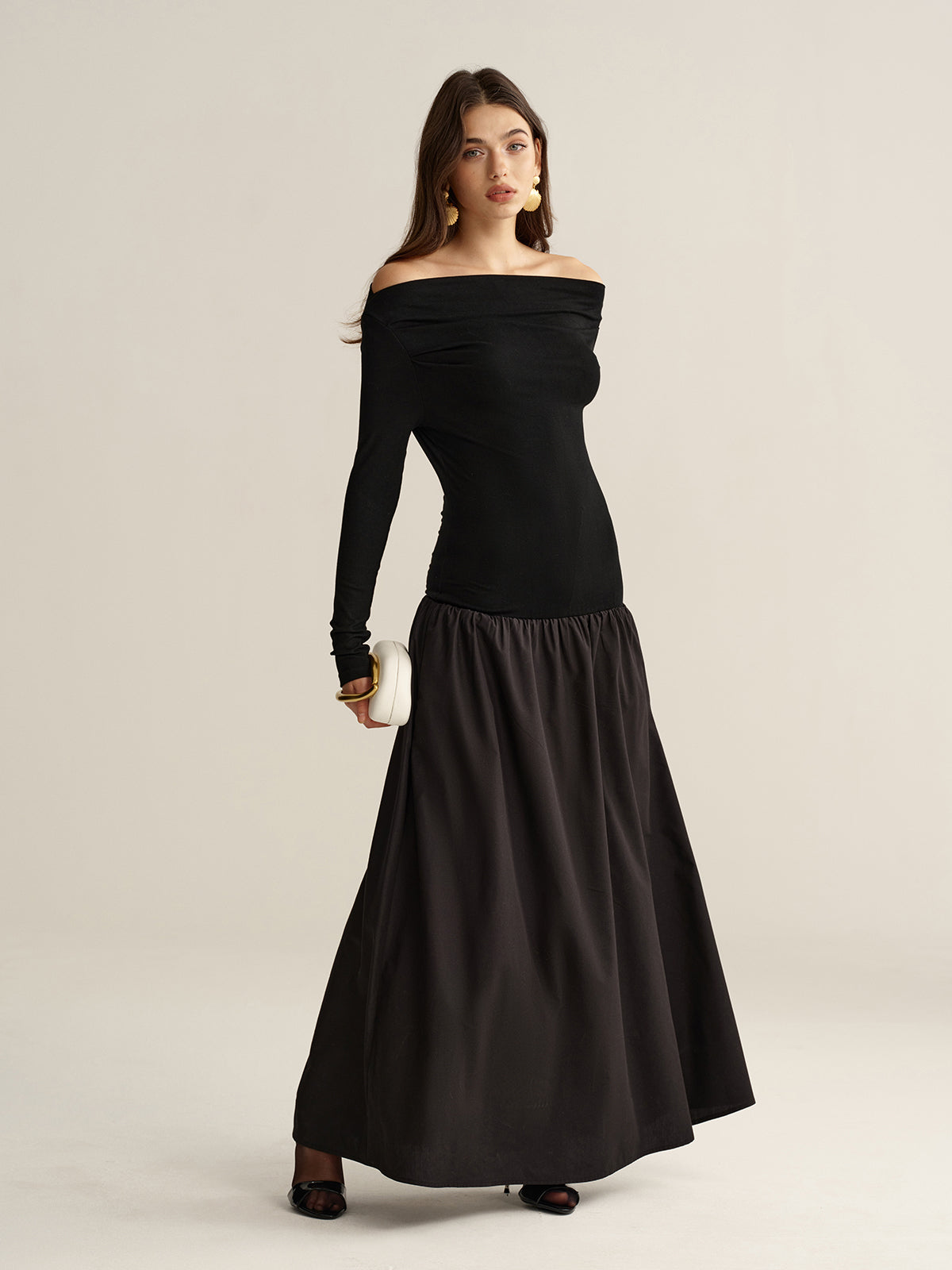 Schulterfreies, langärmliges Maxikleid