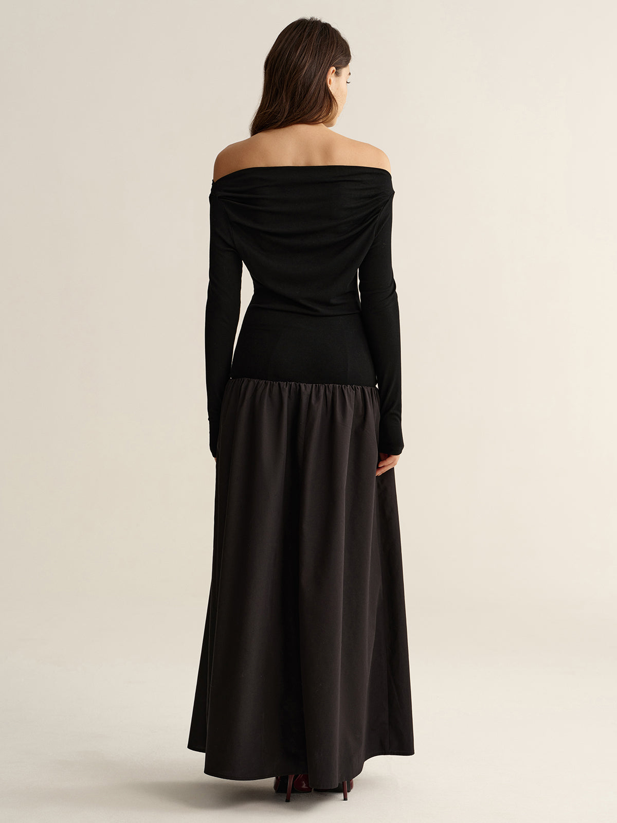 Schulterfreies, langärmliges Maxikleid