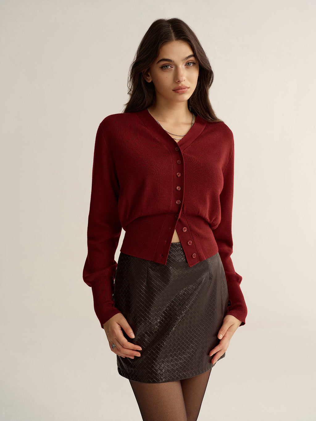 Kurze Strickjacke mit Knopfleiste und V-Ausschnitt