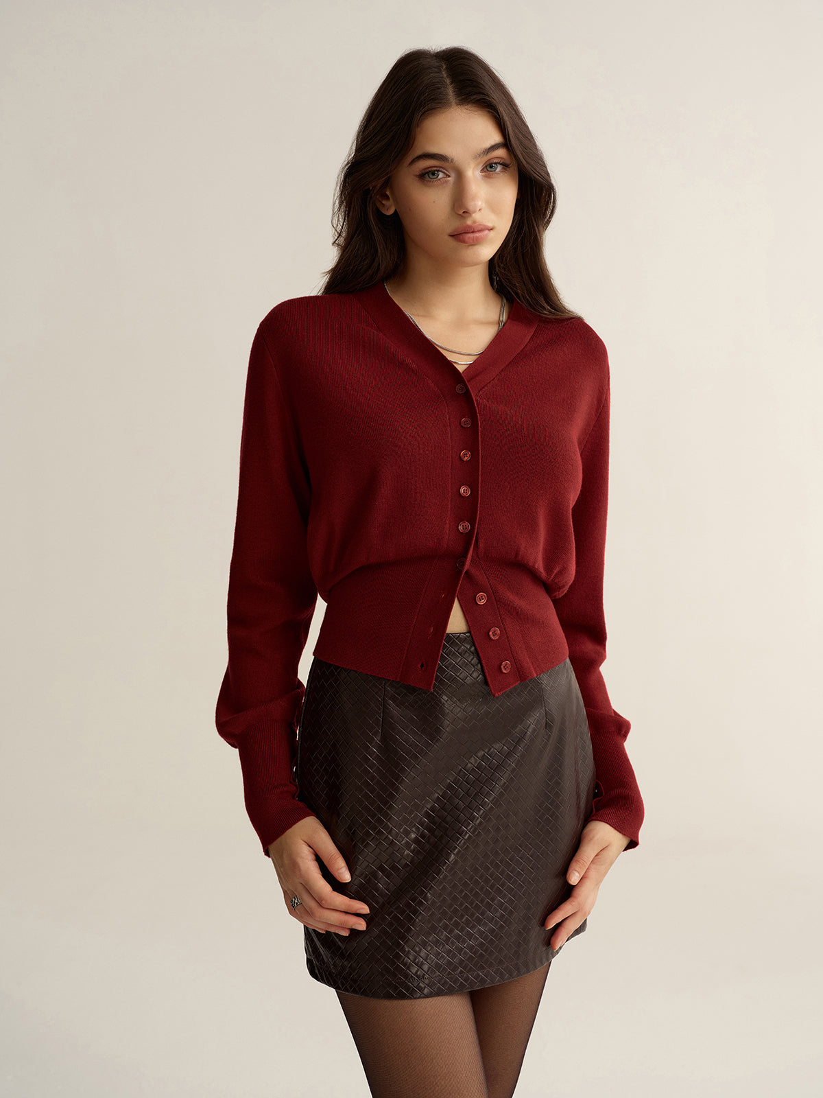 Kurze Strickjacke mit Knopfleiste und V-Ausschnitt