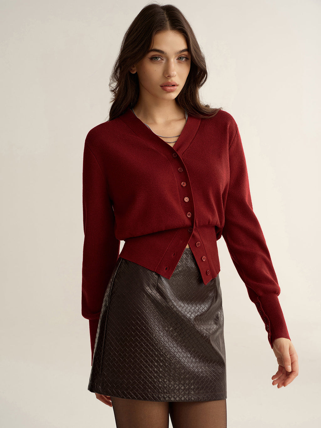 Kurze Strickjacke mit Knopfleiste und V-Ausschnitt