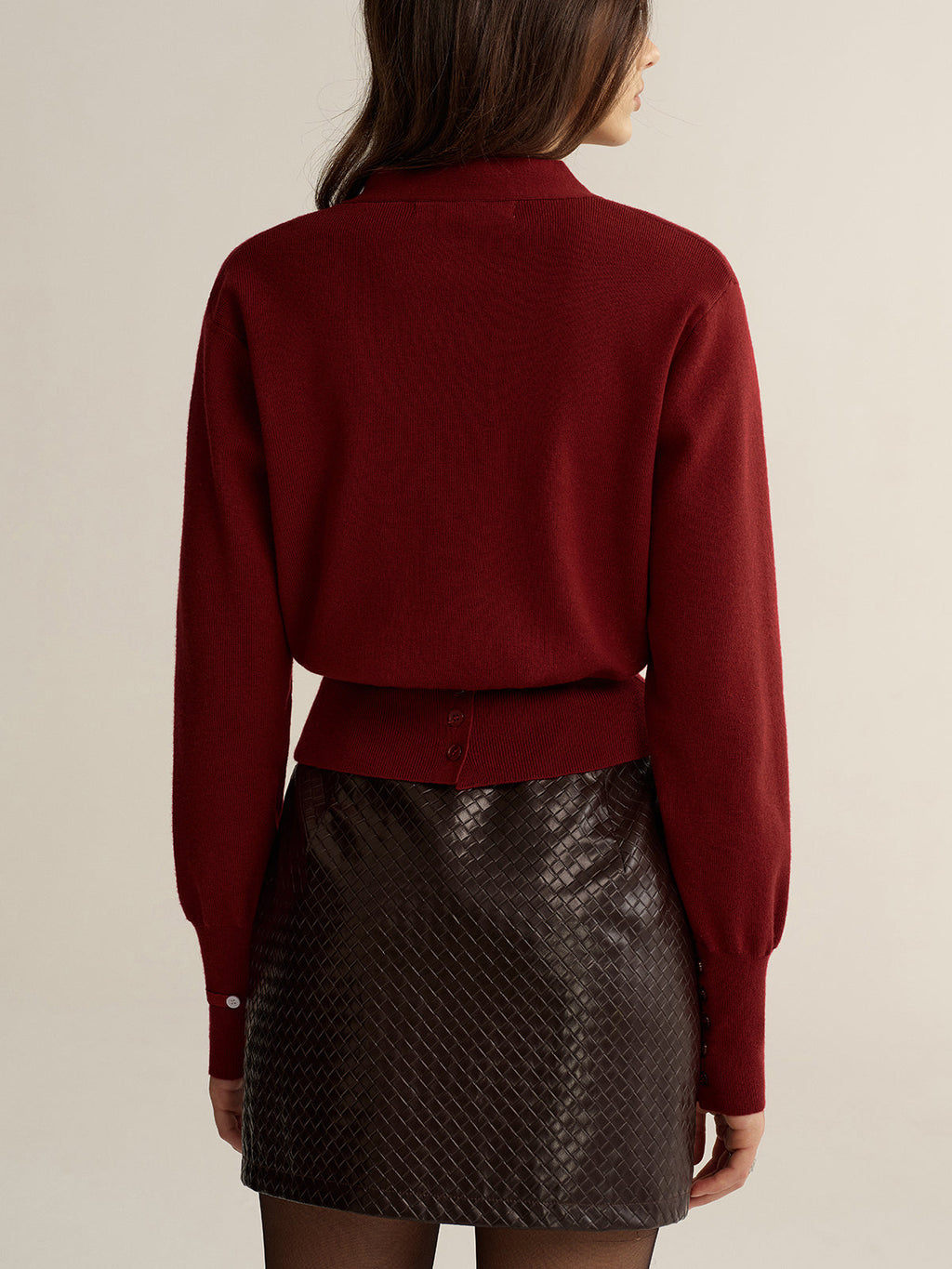 Kurze Strickjacke mit Knopfleiste und V-Ausschnitt