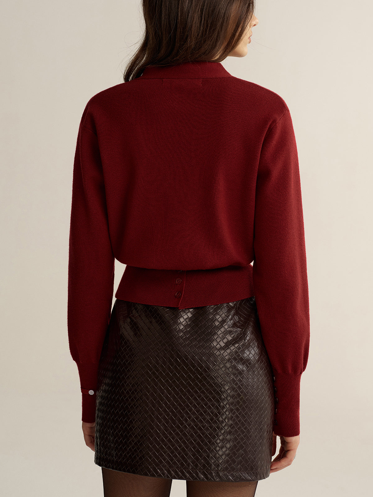 Kurze Strickjacke mit Knopfleiste und V-Ausschnitt