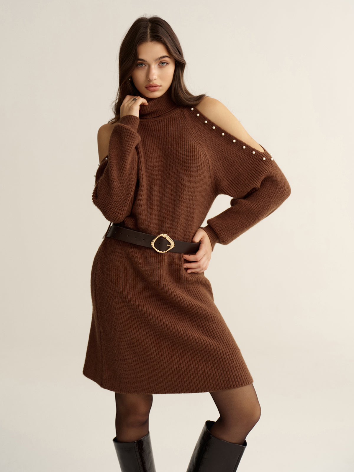 Robe pull col roulé avec épaules dénudées et ceinture