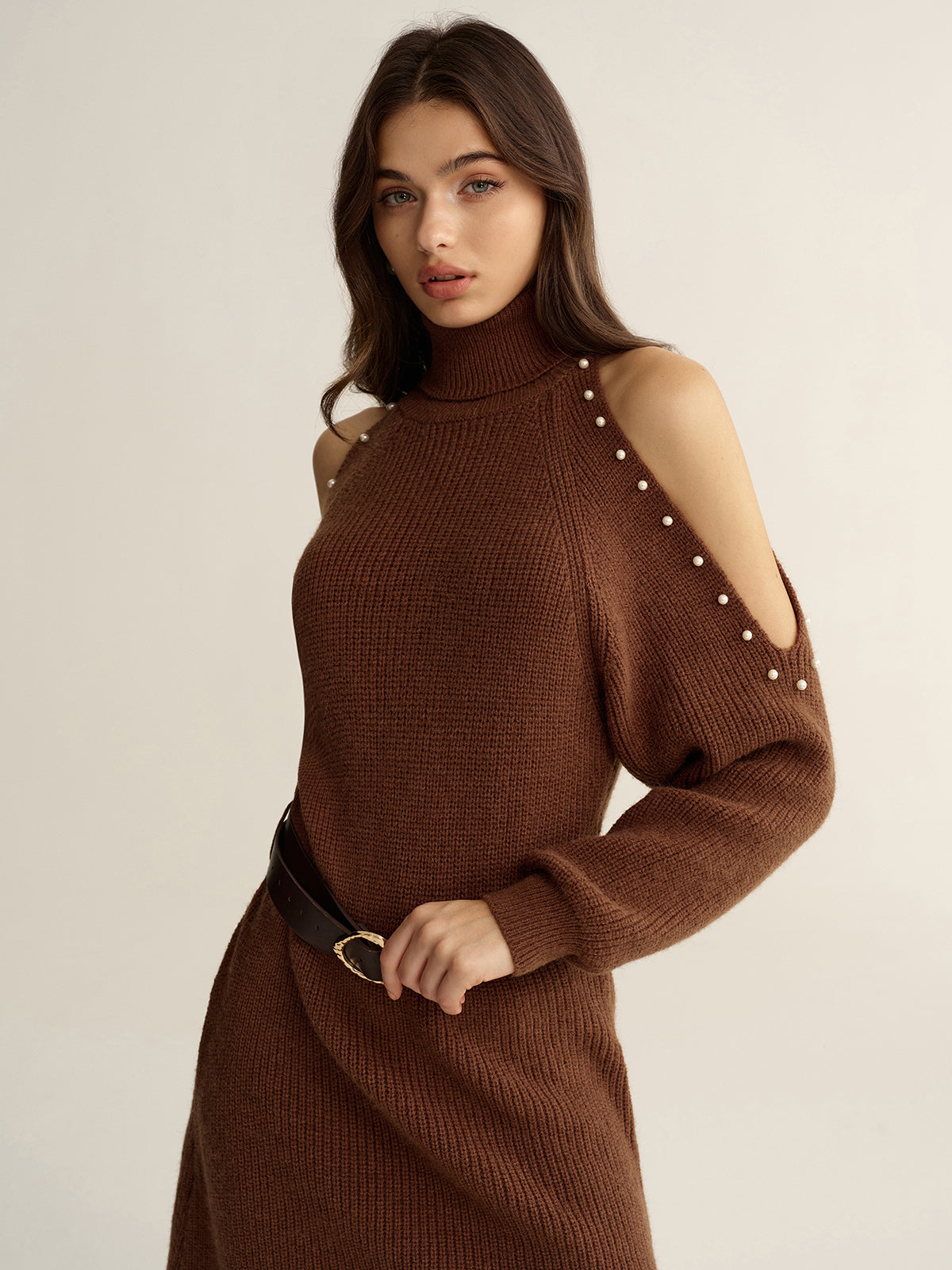Robe pull col roulé avec épaules dénudées et ceinture