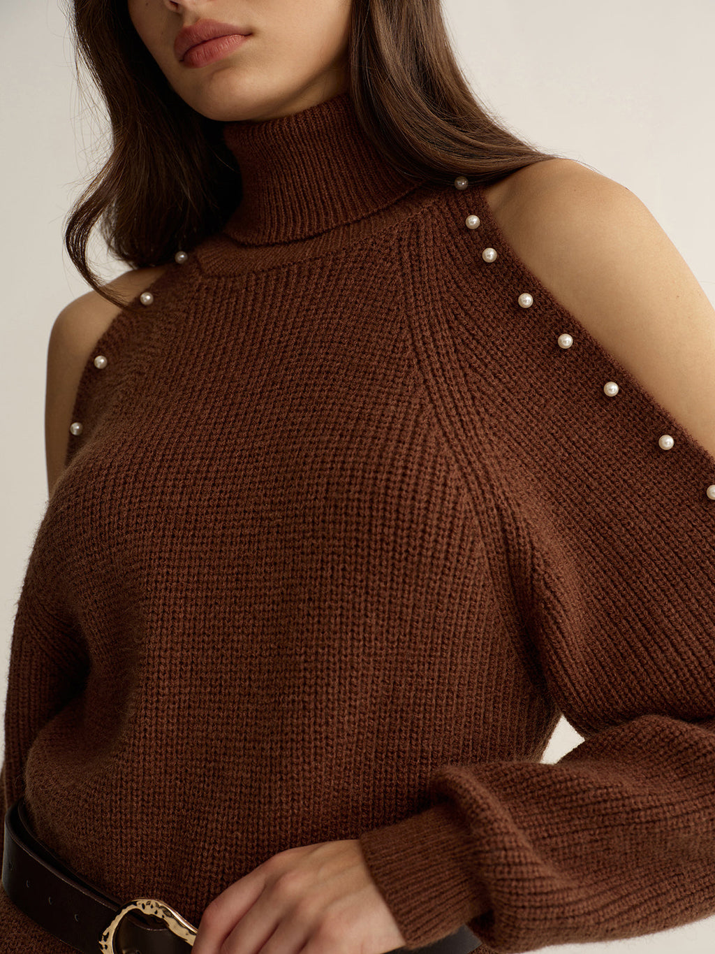 Strickkleid mit Rollkragen, Cut-Out-Schultern und Bindegürtel