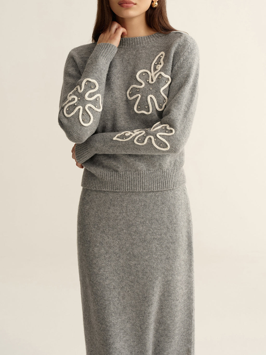 Pullover mit Blumenapplikation und Midirock-Set