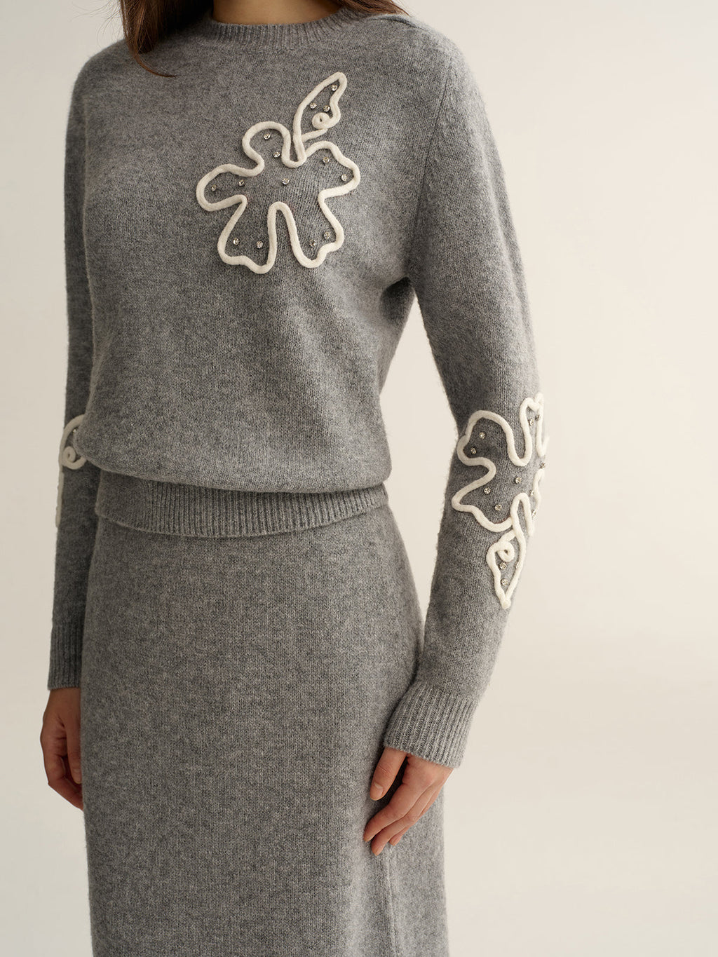 Pullover mit Blumenapplikation und Midirock-Set