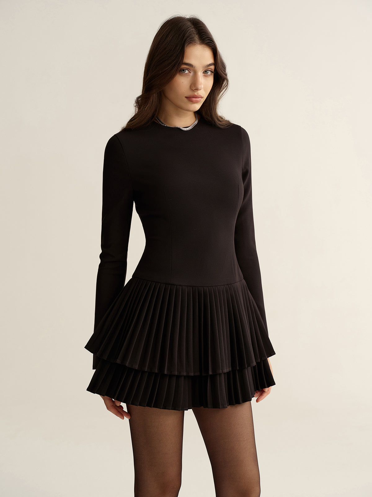 Mini-robe plissée étagée à manches longues
