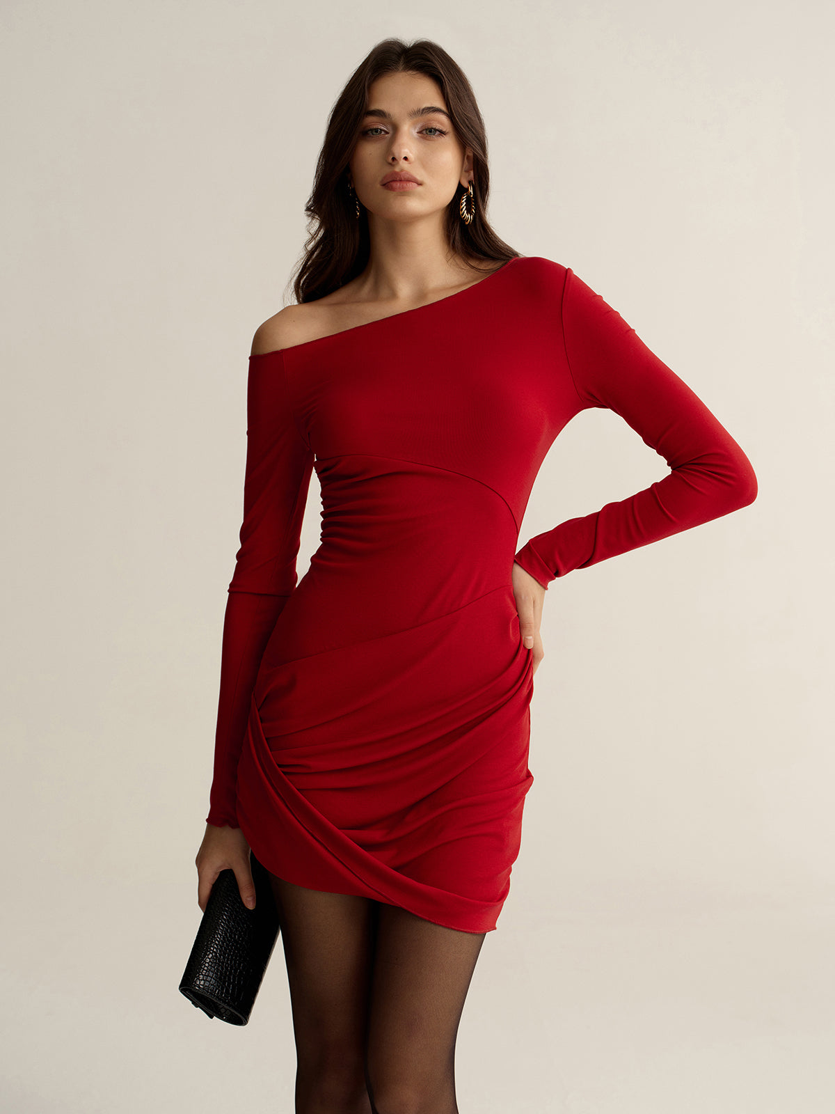 Mini-robe froncée à épaules dénudées coupe ajustée