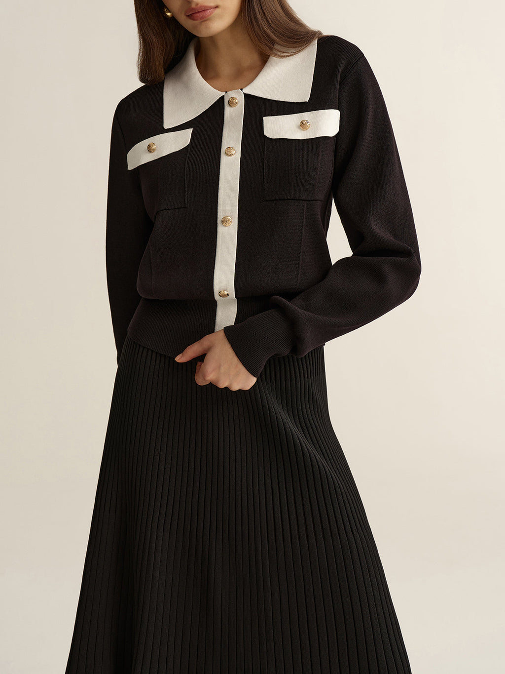 Ensemble top en maille avec bordure contrastante et jupe plissée