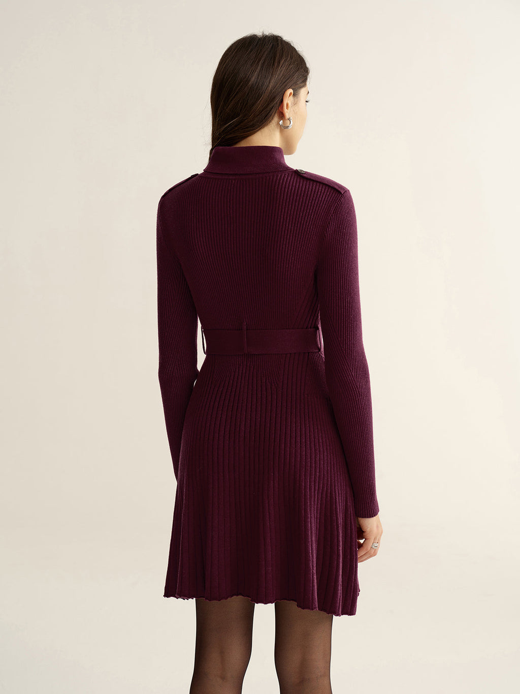 Mini-robe côtelée à col roulé et ceinture