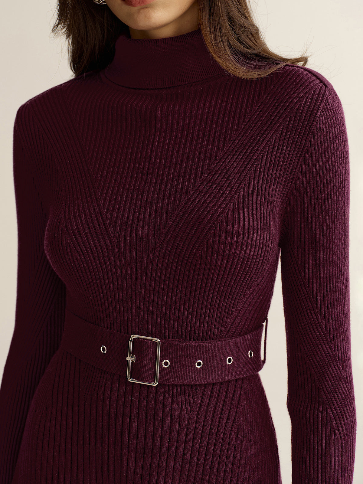 Geripptes Mini-Strickkleid mit Rollkragen und Gürtel