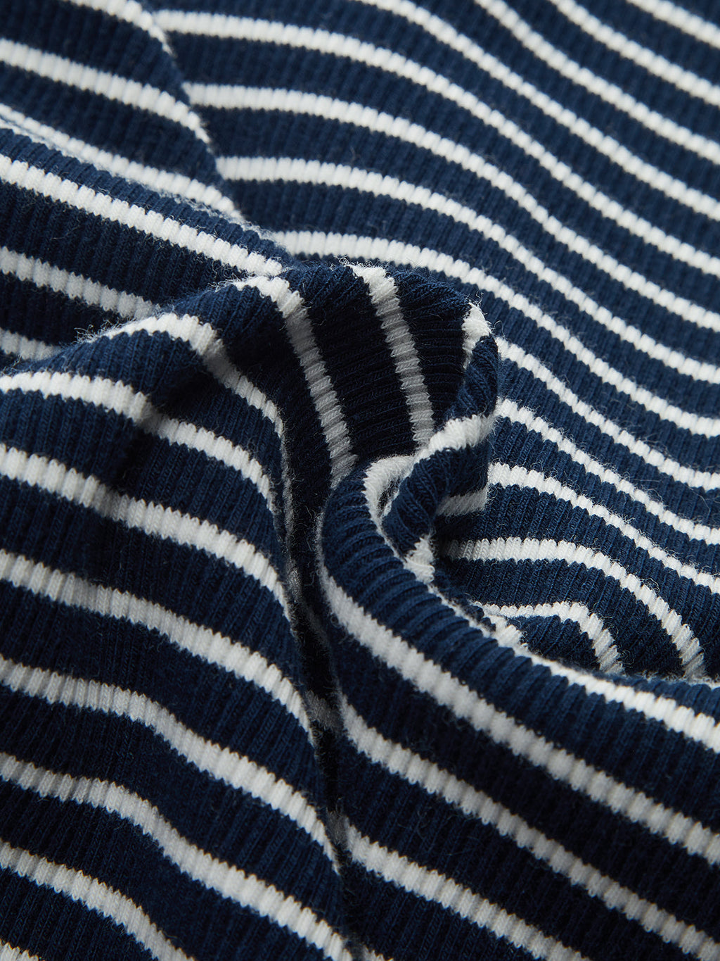 Gestreiftes geripptes Strickoberteil mit Knopfleiste
