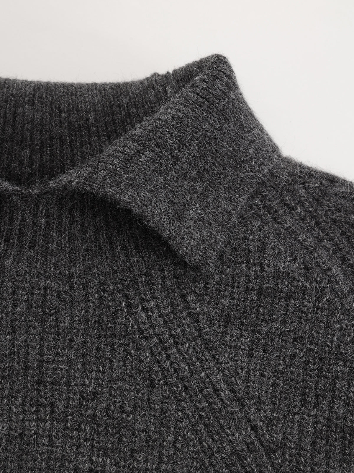 Langärmliger Strickpullover mit Kragen