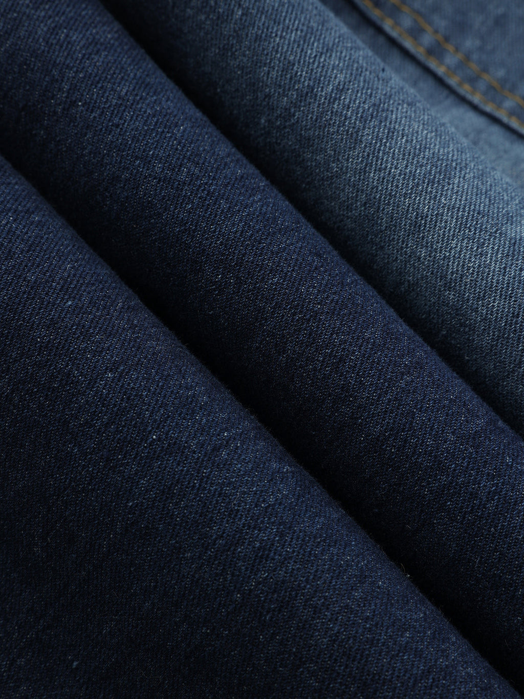 Jeans mit gebogenem Bein und mittlerer Bundhöhe
