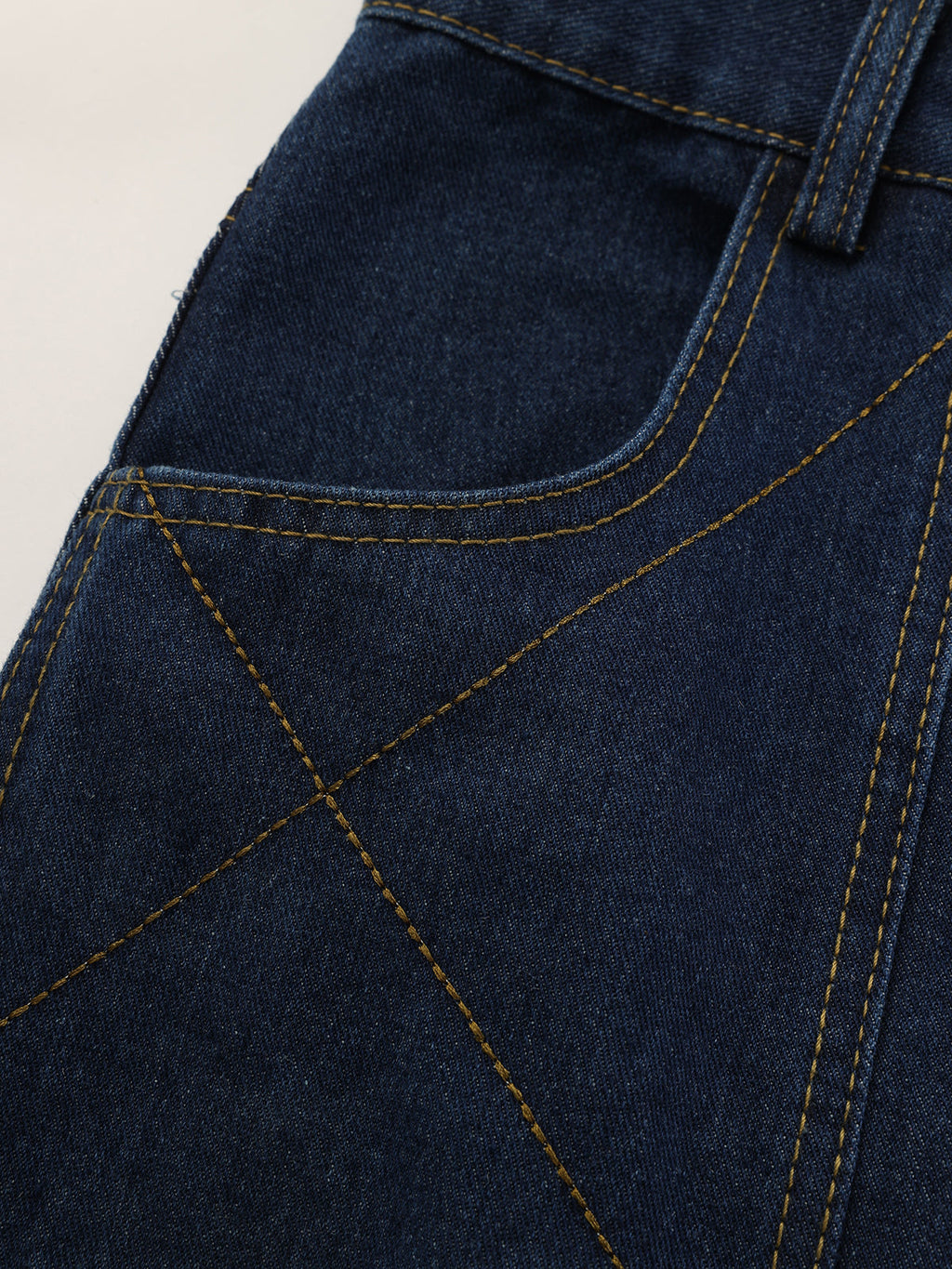 Jeans mit gebogenem Bein und mittlerer Bundhöhe