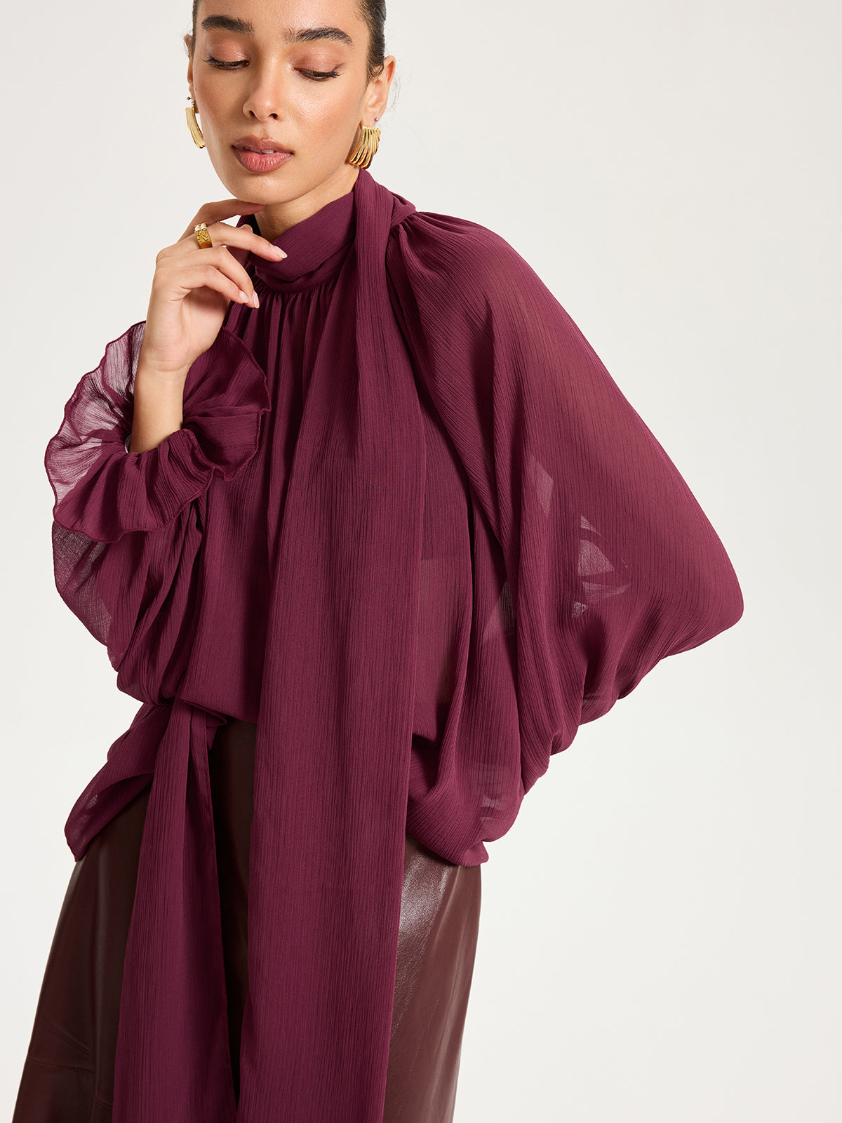 Chemisier en mousseline semi-transparente à lavallière