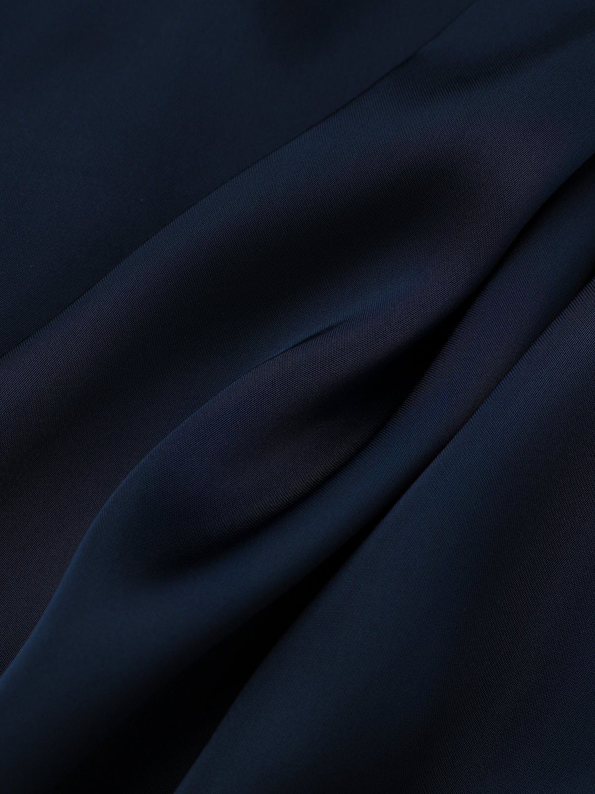 Langärmeliges Mini-Satin-Kleid mit überlappendem Ausschnitt und Stufenrock