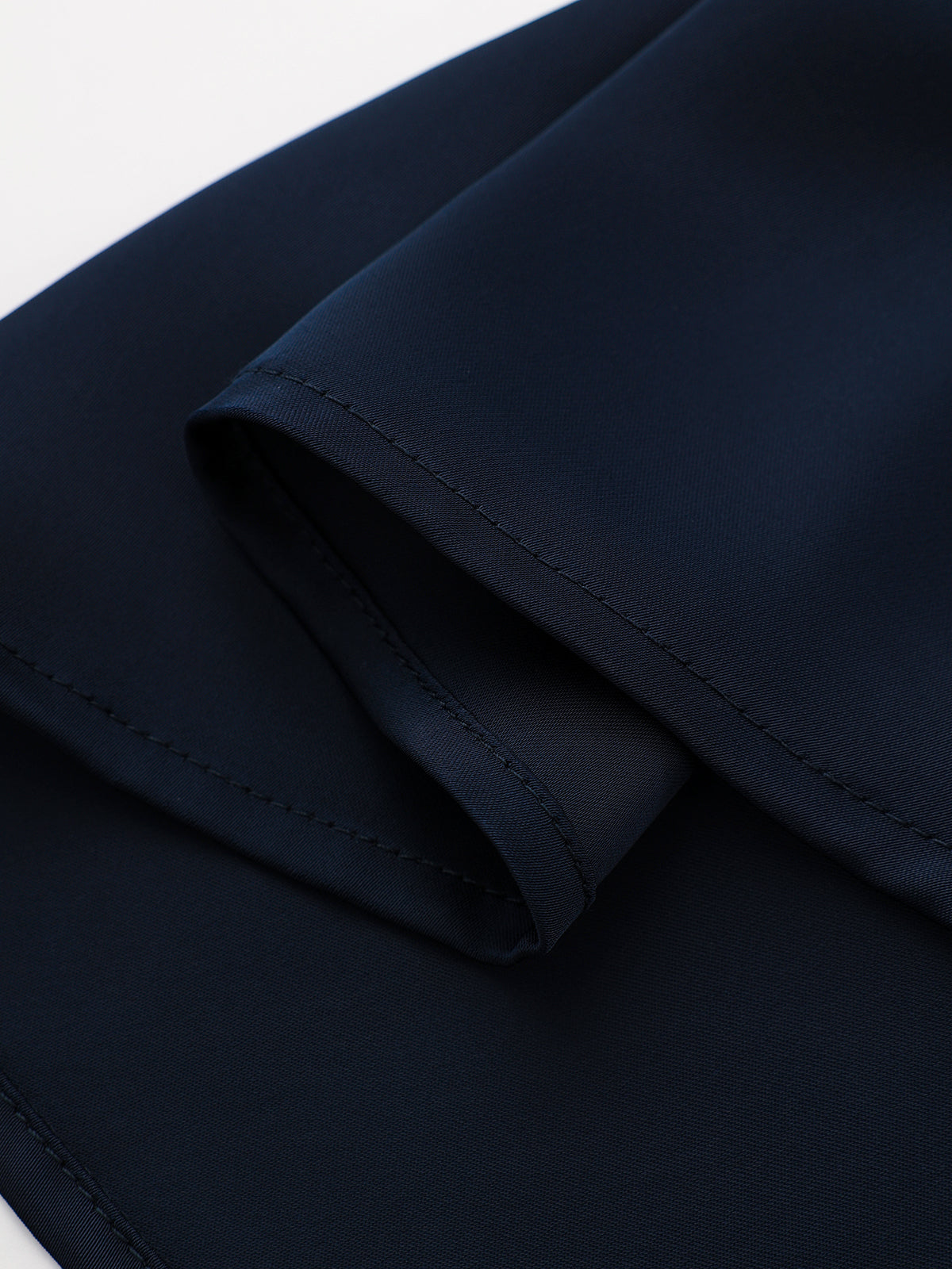 Langärmeliges Mini-Satin-Kleid mit überlappendem Ausschnitt und Stufenrock