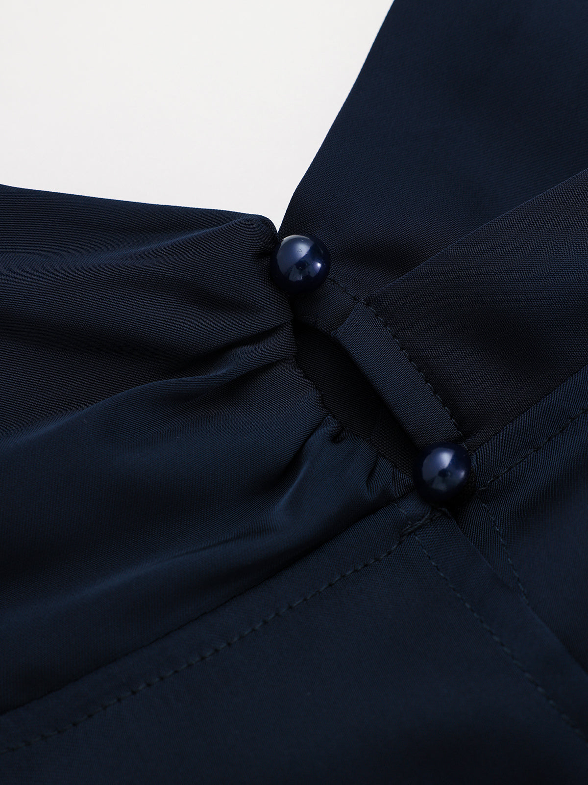 Langärmeliges Mini-Satin-Kleid mit überlappendem Ausschnitt und Stufenrock