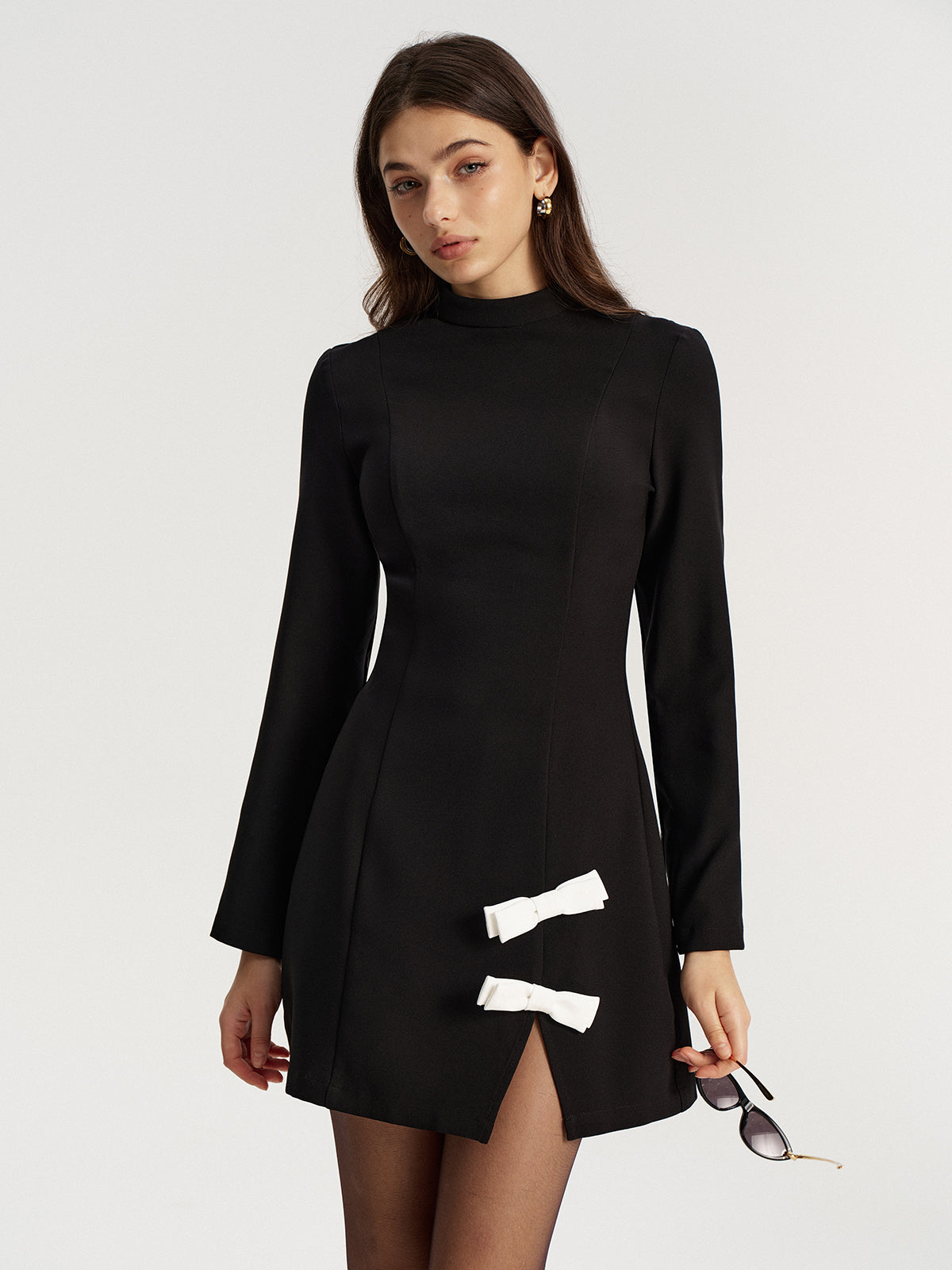 Minikleid mit geschlitztem Rollkragen und Kontrastschleife