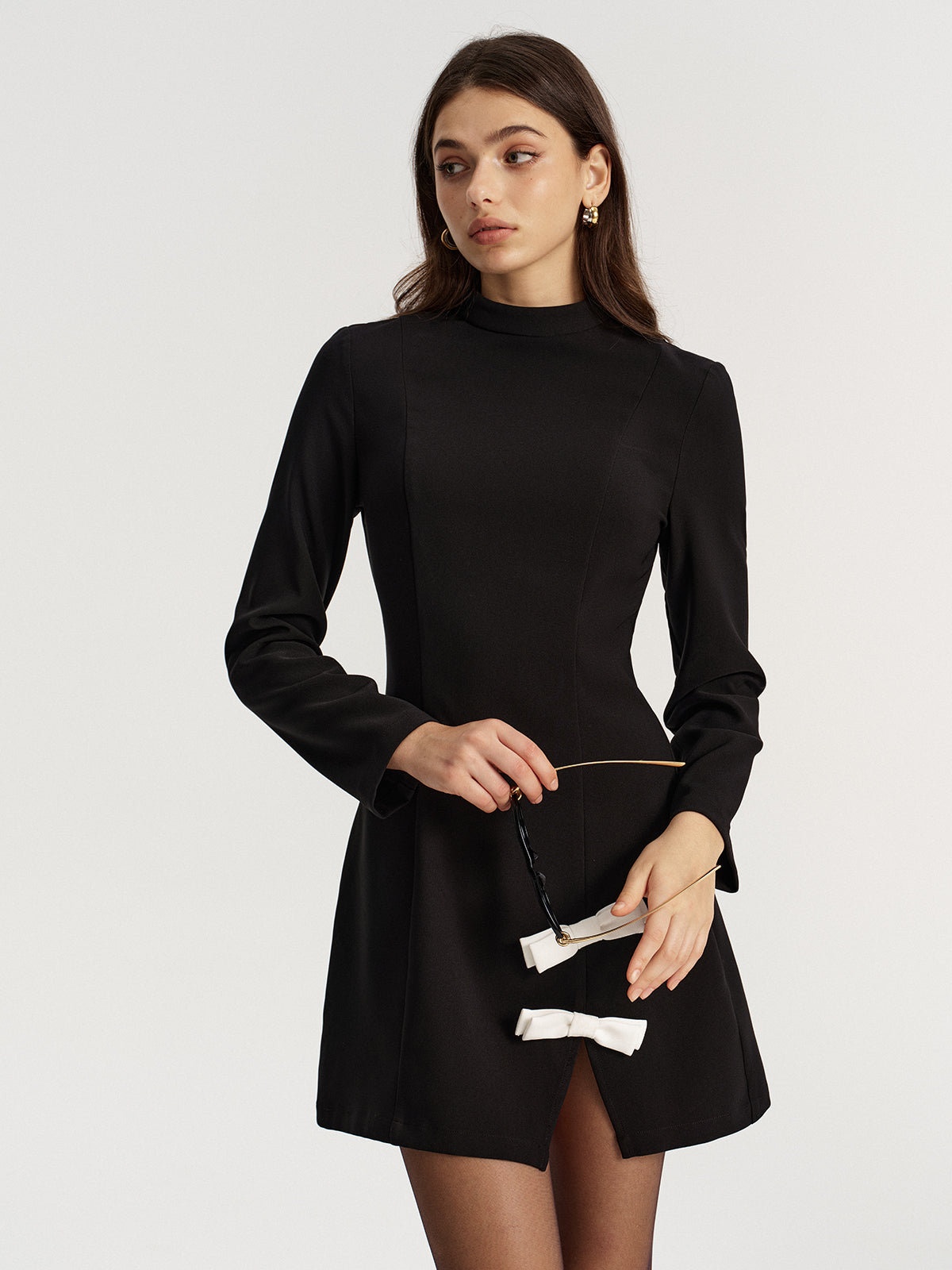 Minikleid mit geschlitztem Rollkragen und Kontrastschleife