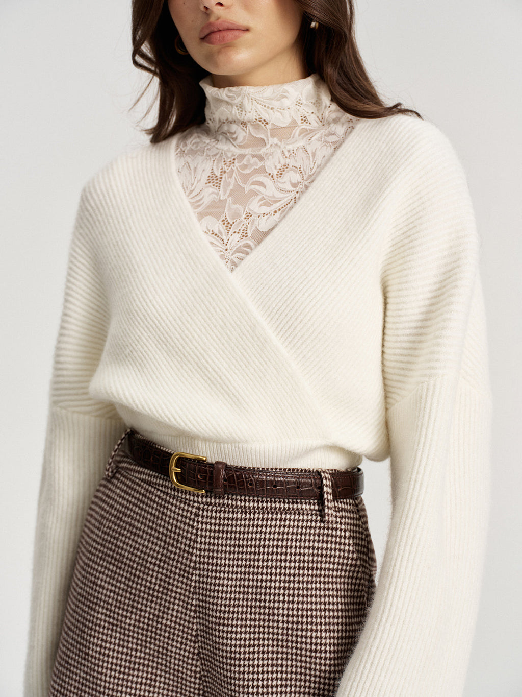 Ensemble deux pièces pull col V et haut en dentelle