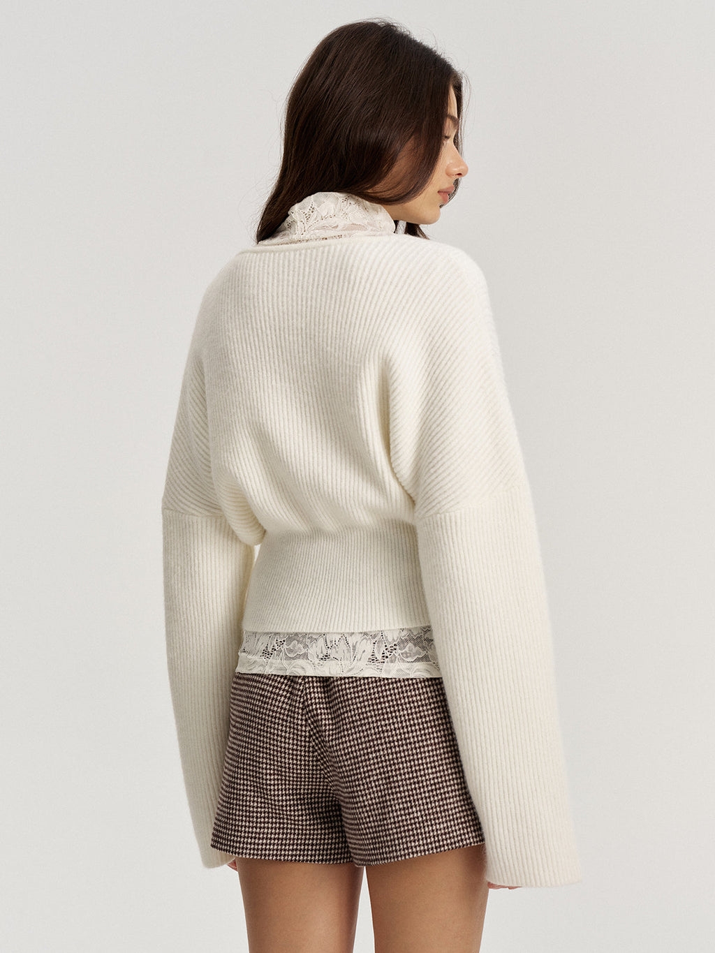 Ensemble deux pièces pull col V et haut en dentelle