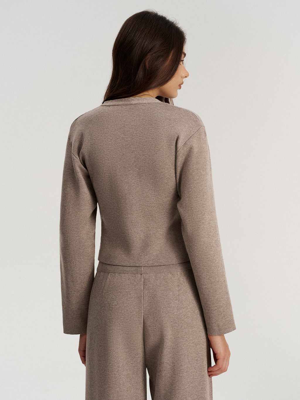 Strickjacke mit V-Ausschnitt und Metallknöpfen