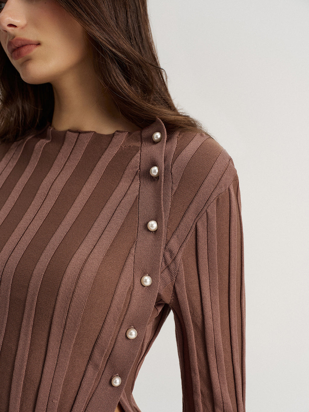 Ensemble haut en maille avec boutons sur les côtés et jupe midi