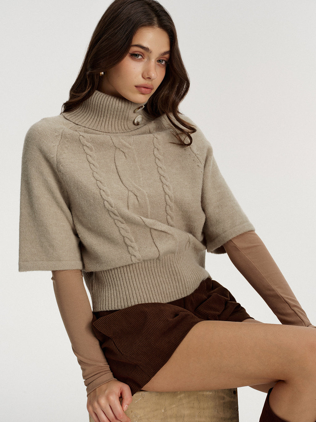 Rollkragen-Zopfstrickpullover mit kurzen Ärmeln ohne Gürtel