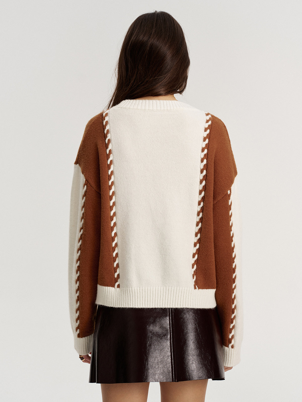 Pull bicolore à bordure tressée