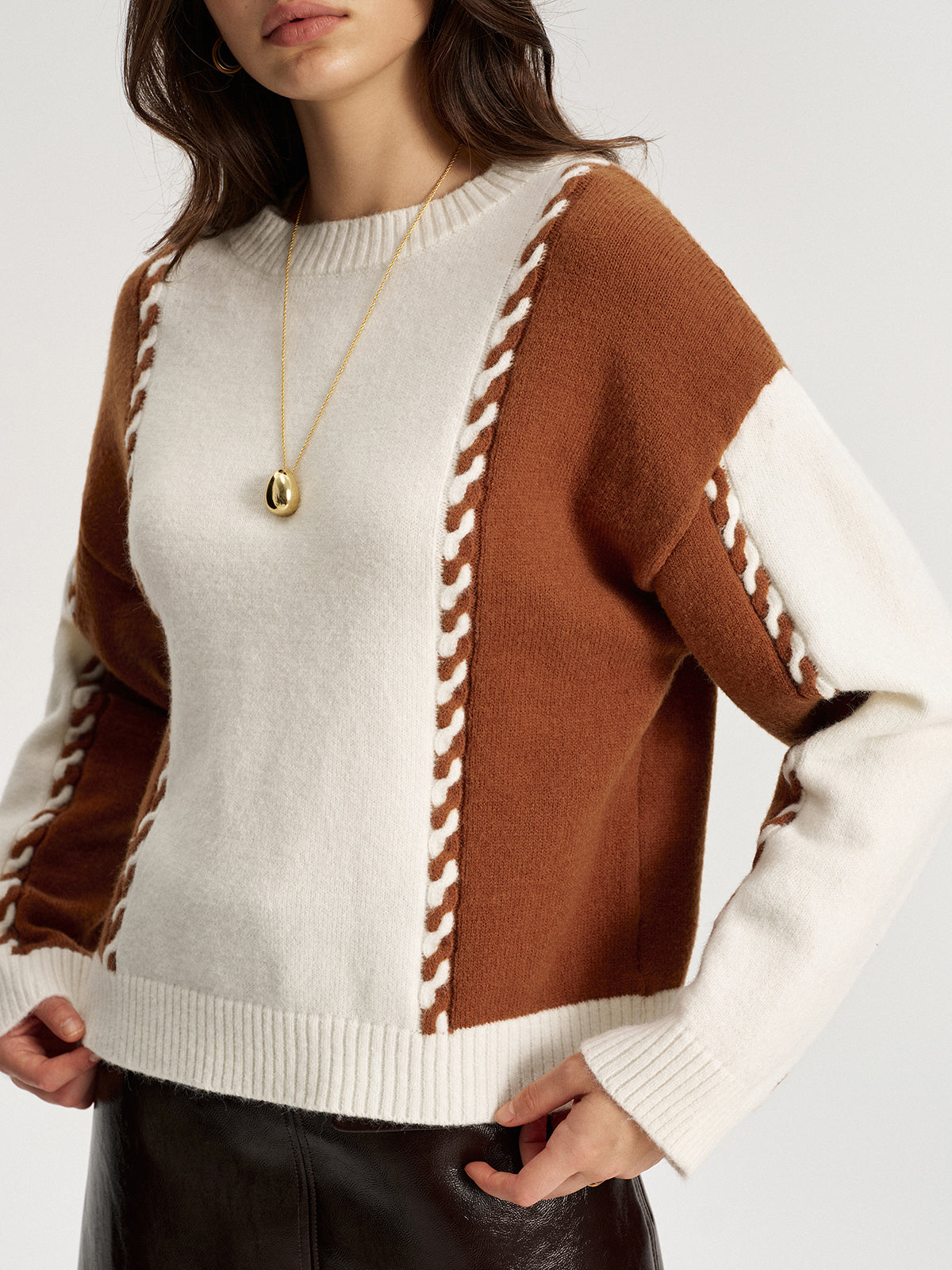 Pull bicolore à bordure tressée