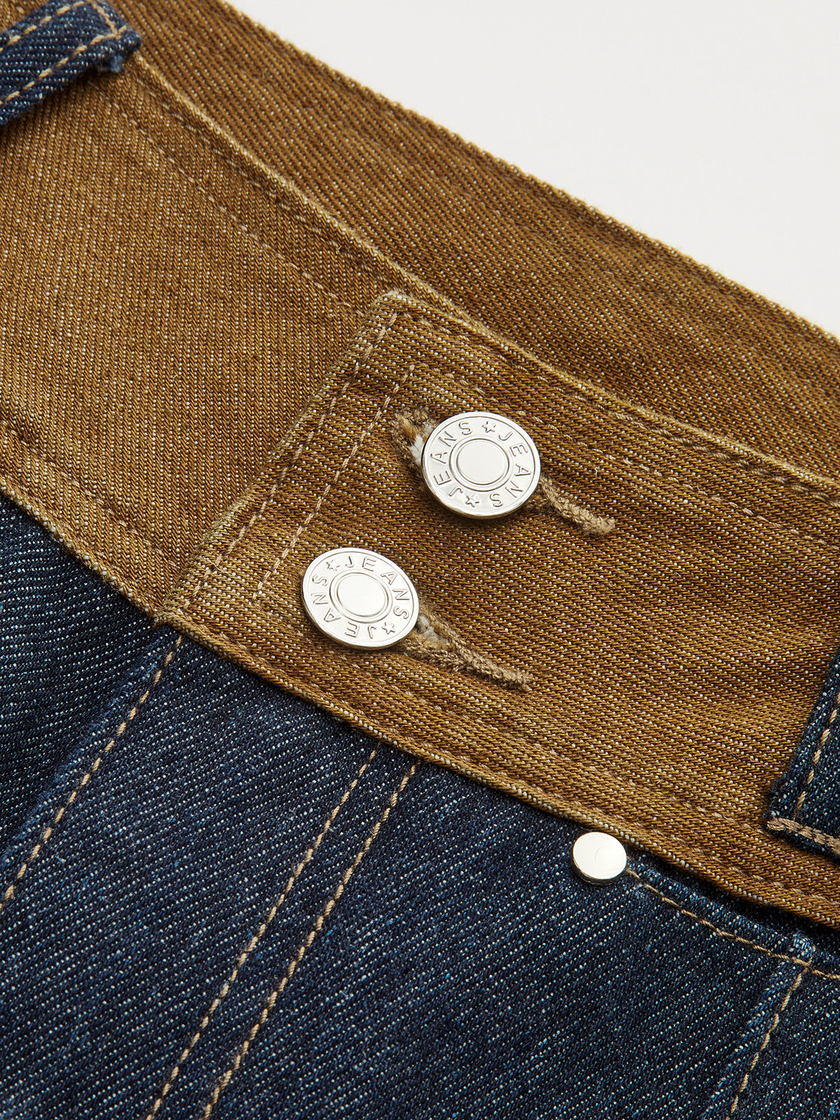 Jeans mit geradem Bein und kontrastierendem Bund