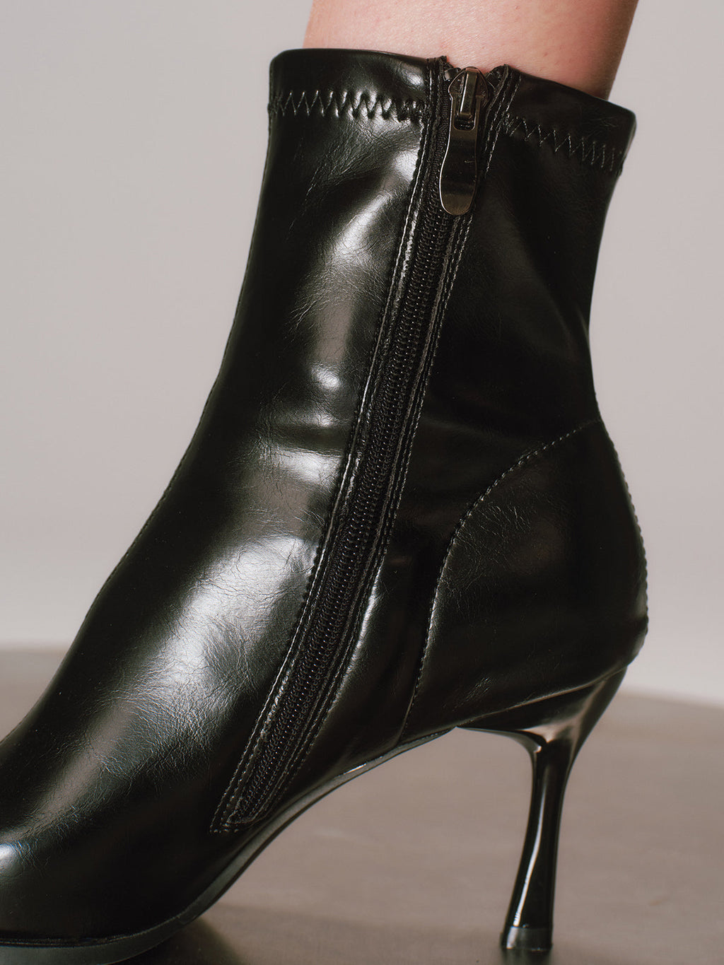 Spitze Kitten-Heel-Stiefeletten