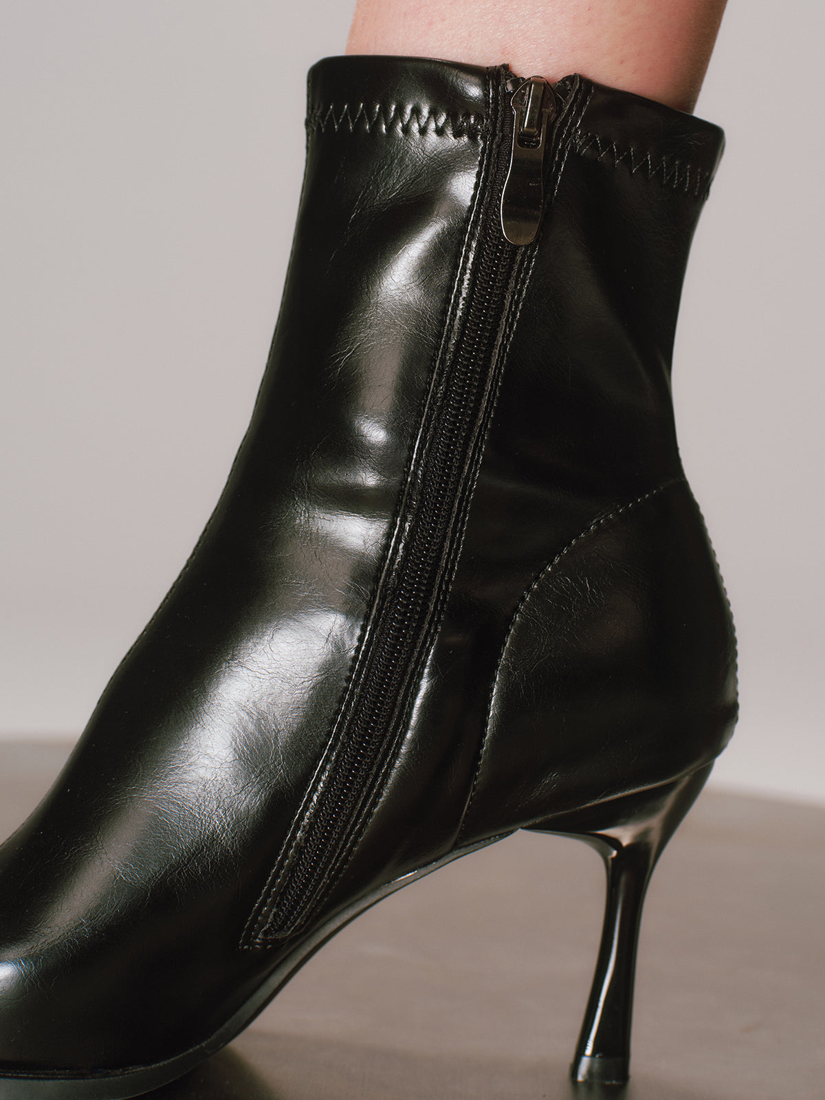 Spitze Kitten-Heel-Stiefeletten