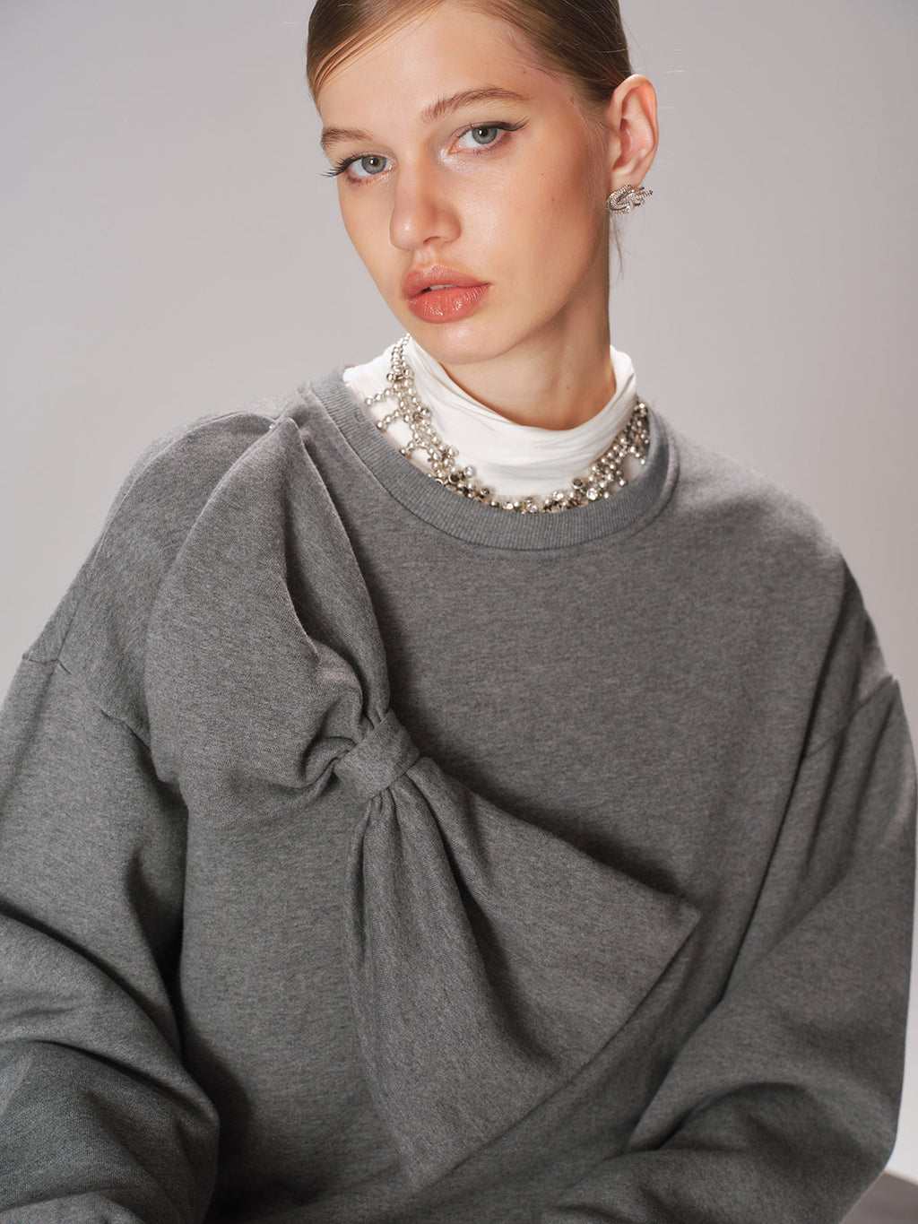 Sweat-shirt col rond coupe oversize avec nœud décoratif