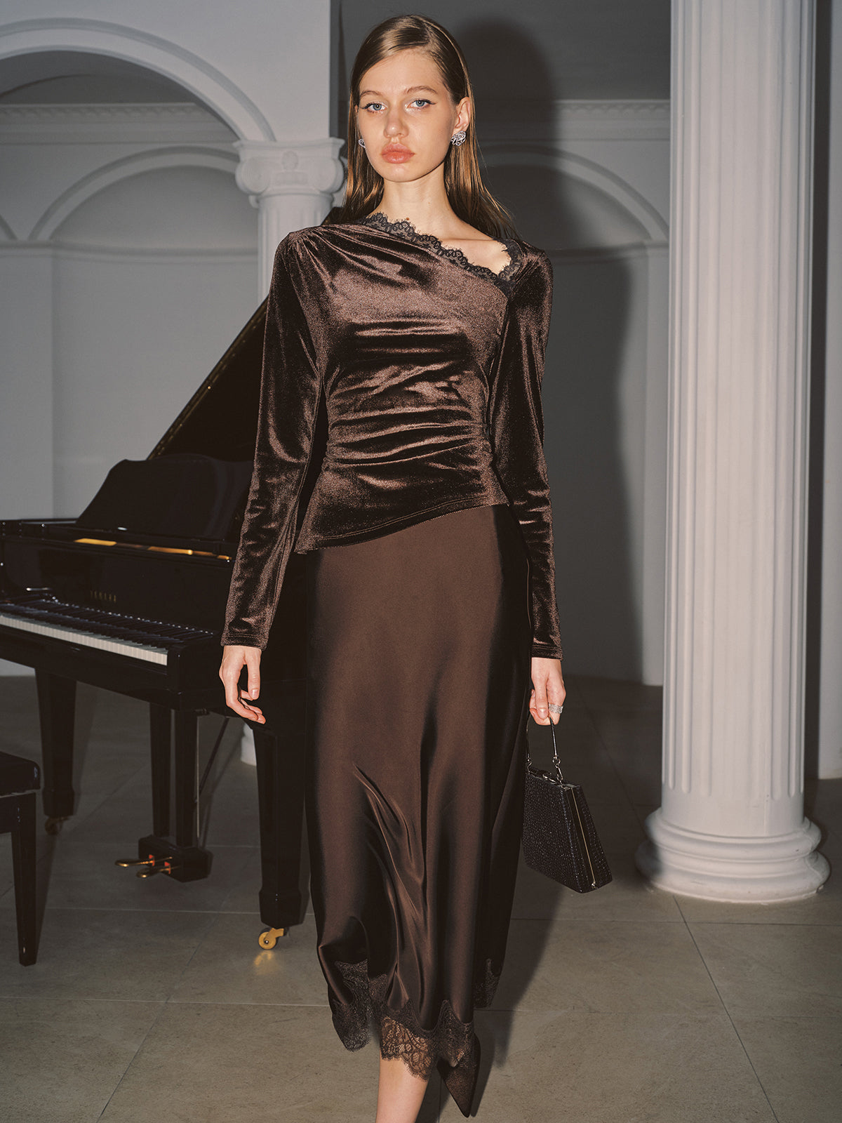 Asymmetrische Samtbluse mit Spitzenausschnitt