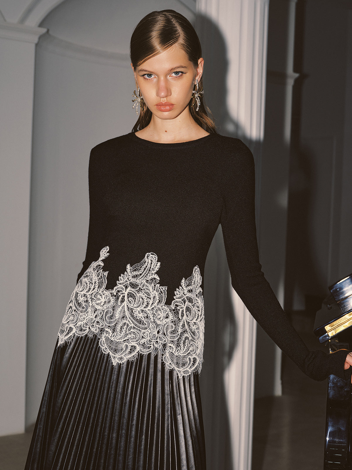 Top en maille avec ourlet en dentelle contrastante
