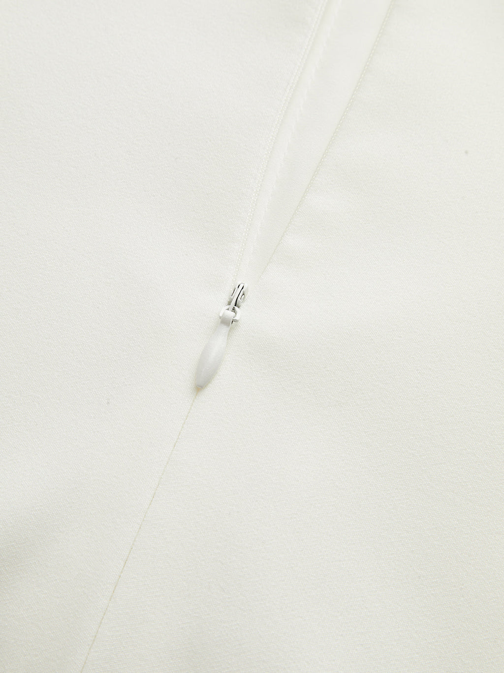 Mini-robe plissée à col montant