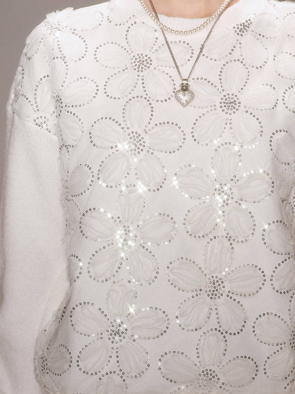 Pull brodé de sequins floraux en maille