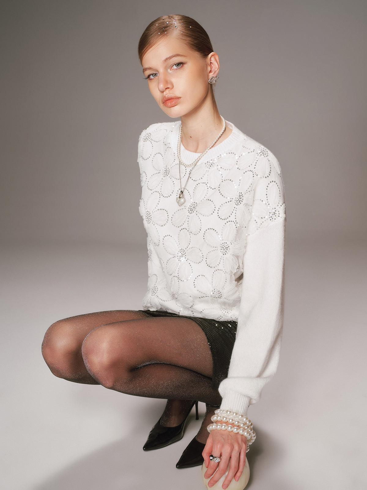 Pullover mit Blumenpailletten und Netz-Detail