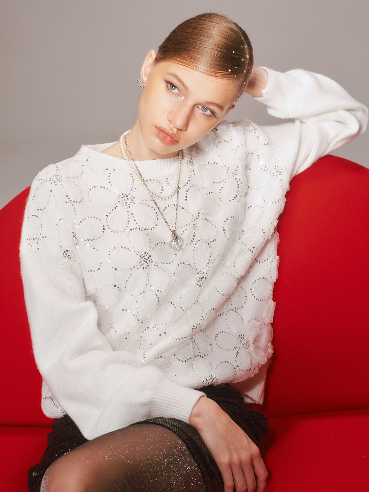 Pull brodé de sequins floraux en maille