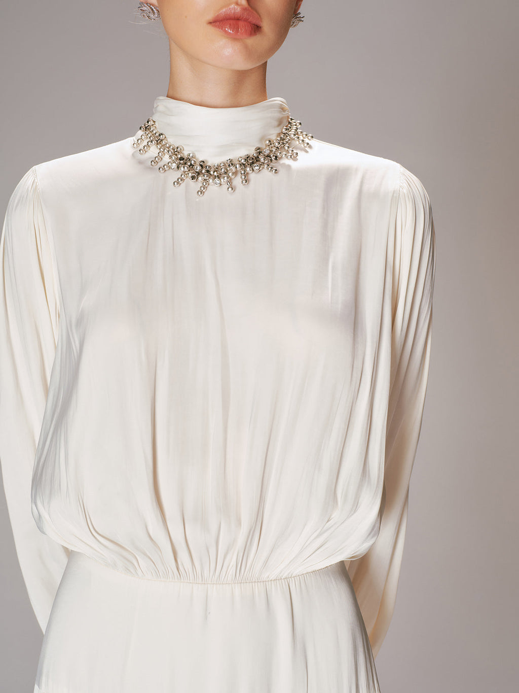 Hochgeschlossenes, langärmeliges Maxikleid