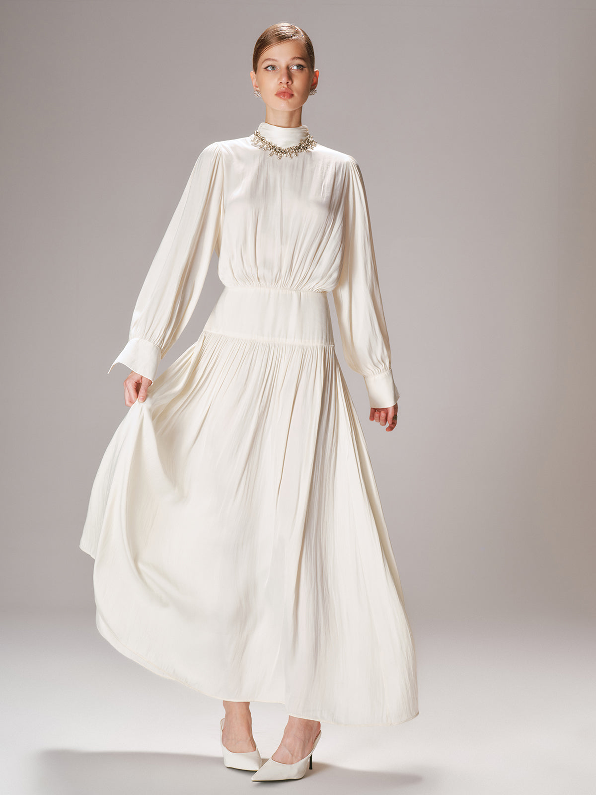 Robe longue à col montant et manches longues