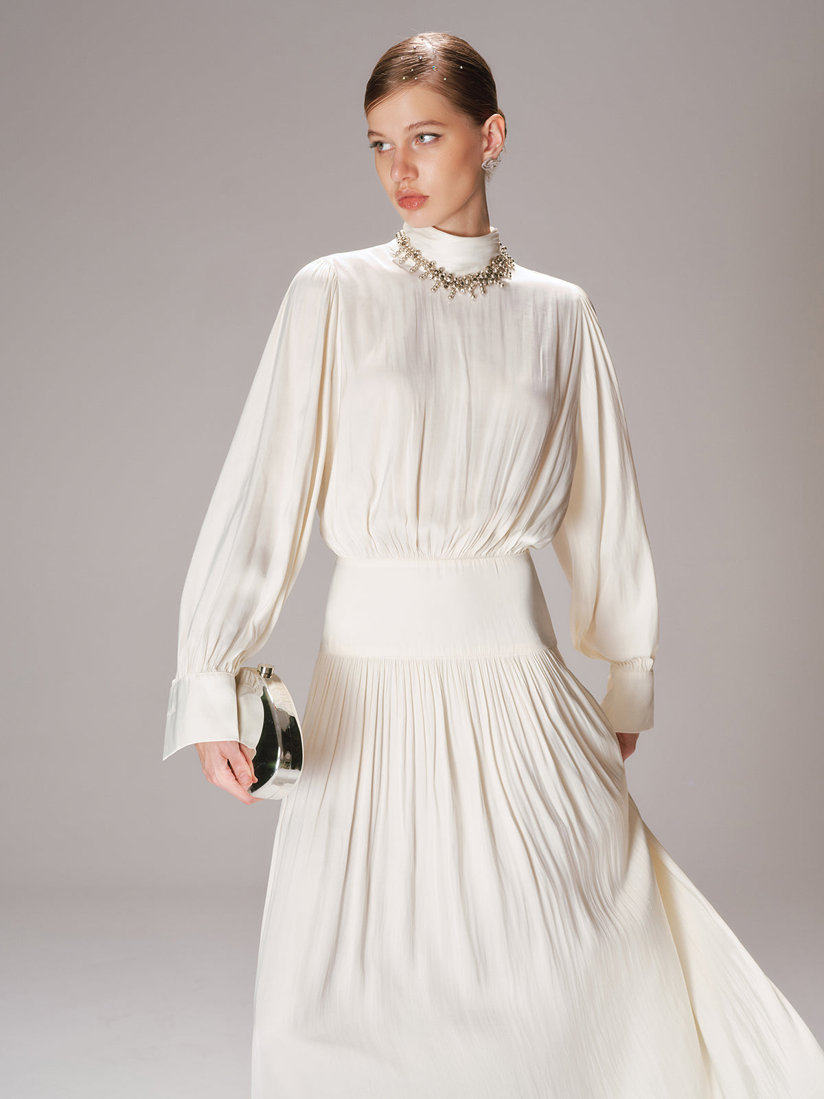Robe longue à col montant et manches longues