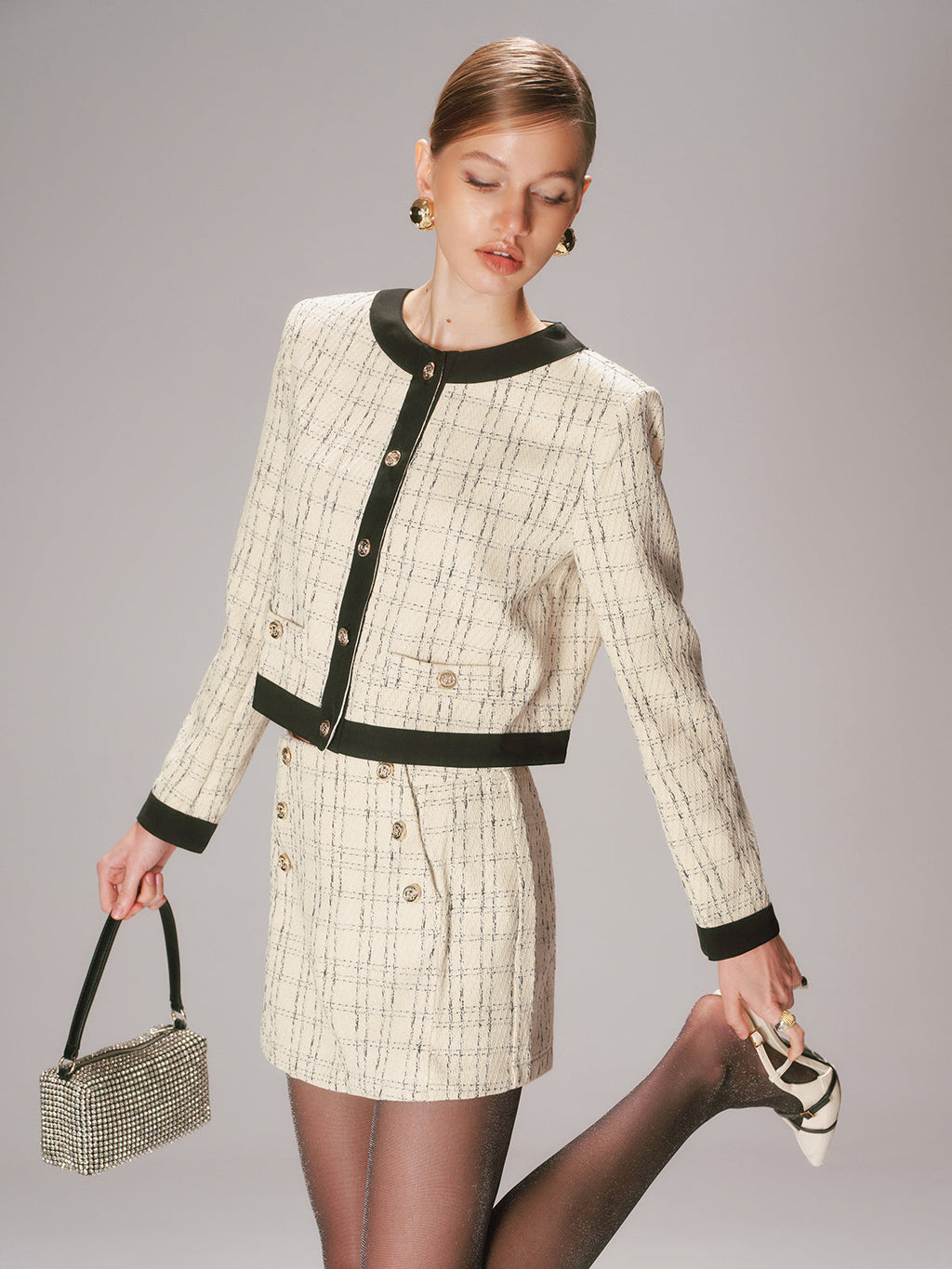 Ensemble veste en tweed à liseré contrastant et short